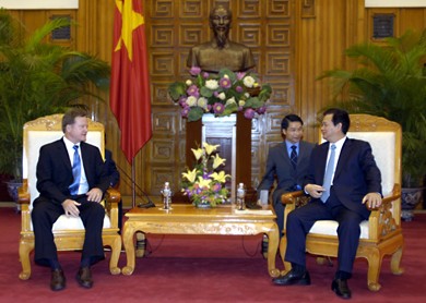Prime Minister Nguyen Tan Dung (R) talks with US Senator James Webb in Hanoi on July 8. (Photo:Chinhphu.vn)
